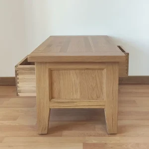 Konferenčný stolík z masívu s dvomi zásuvkami
