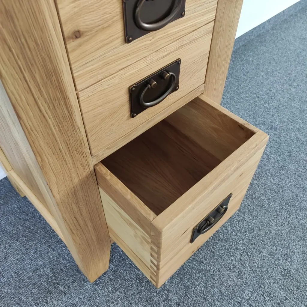 Nočný stolík z masívneho dubu