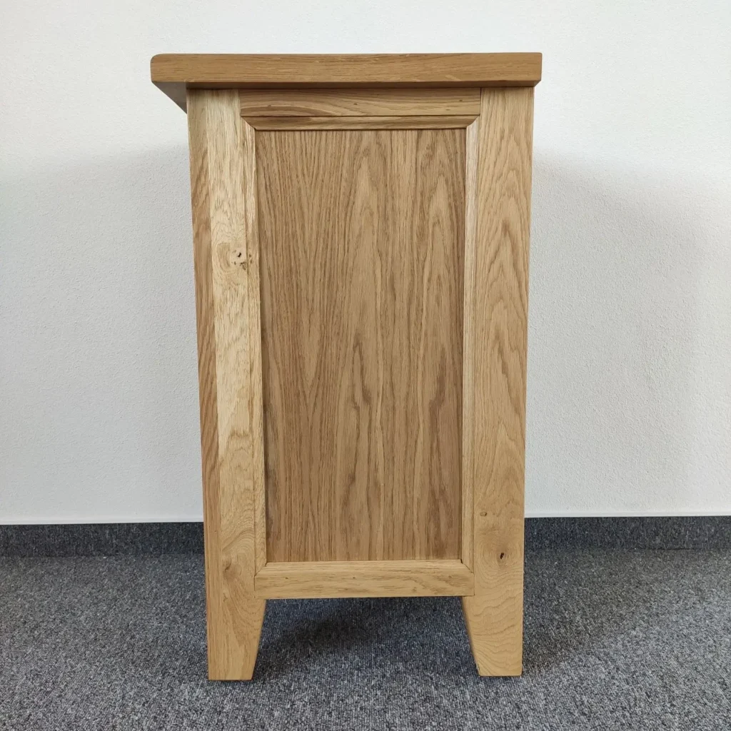 Masívny dubový stolík