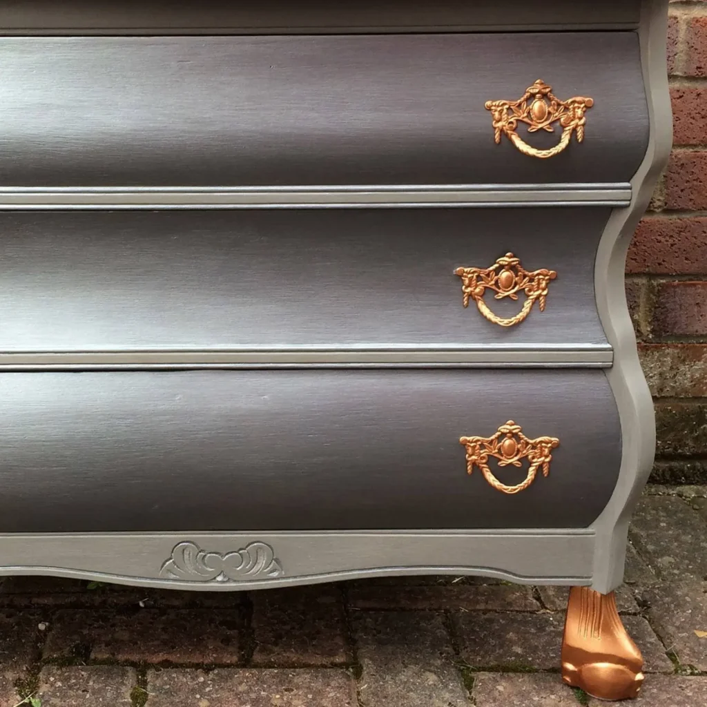 Komoda maľovaná strieborným metalickým práškom Sexy Silver - Dubu.sk - metalické prášky Frenchic Slovensko