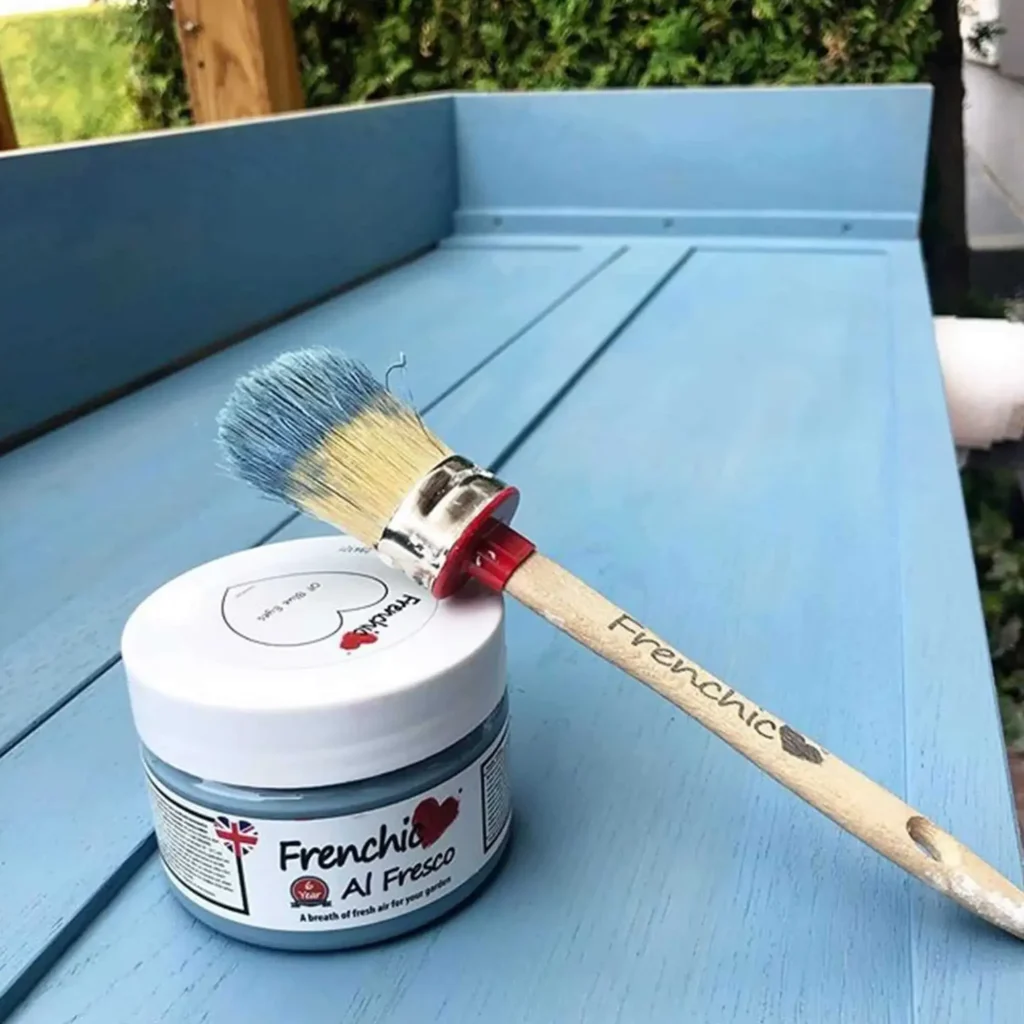 Vnútro poklopu na akvárium zdokonalené kriedovou farbou do exteriéru Frenchic Ol’ Blue Eyes