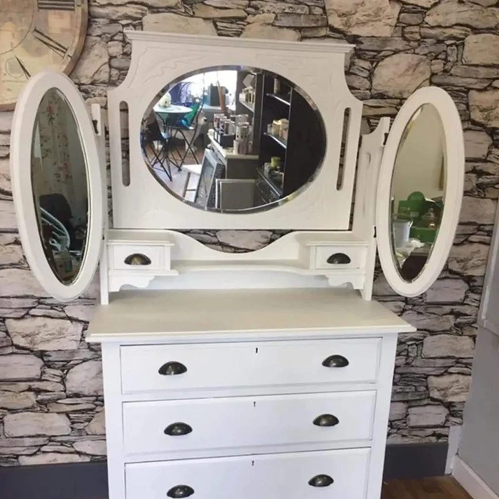 Kozmetický stolík s komodou skrášlený pomocou kriedovej farby Wedding Cake - Dubu.sk - Frenchic Slovensko