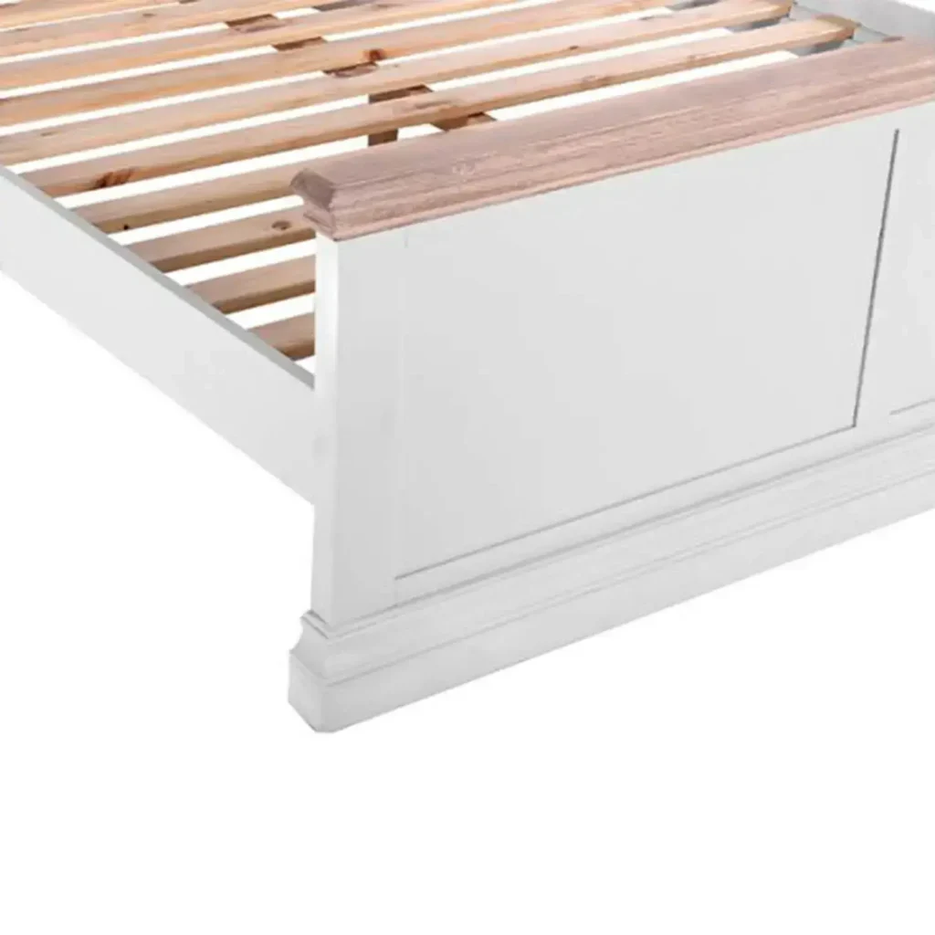 Predné čelo bielej masívnej postele