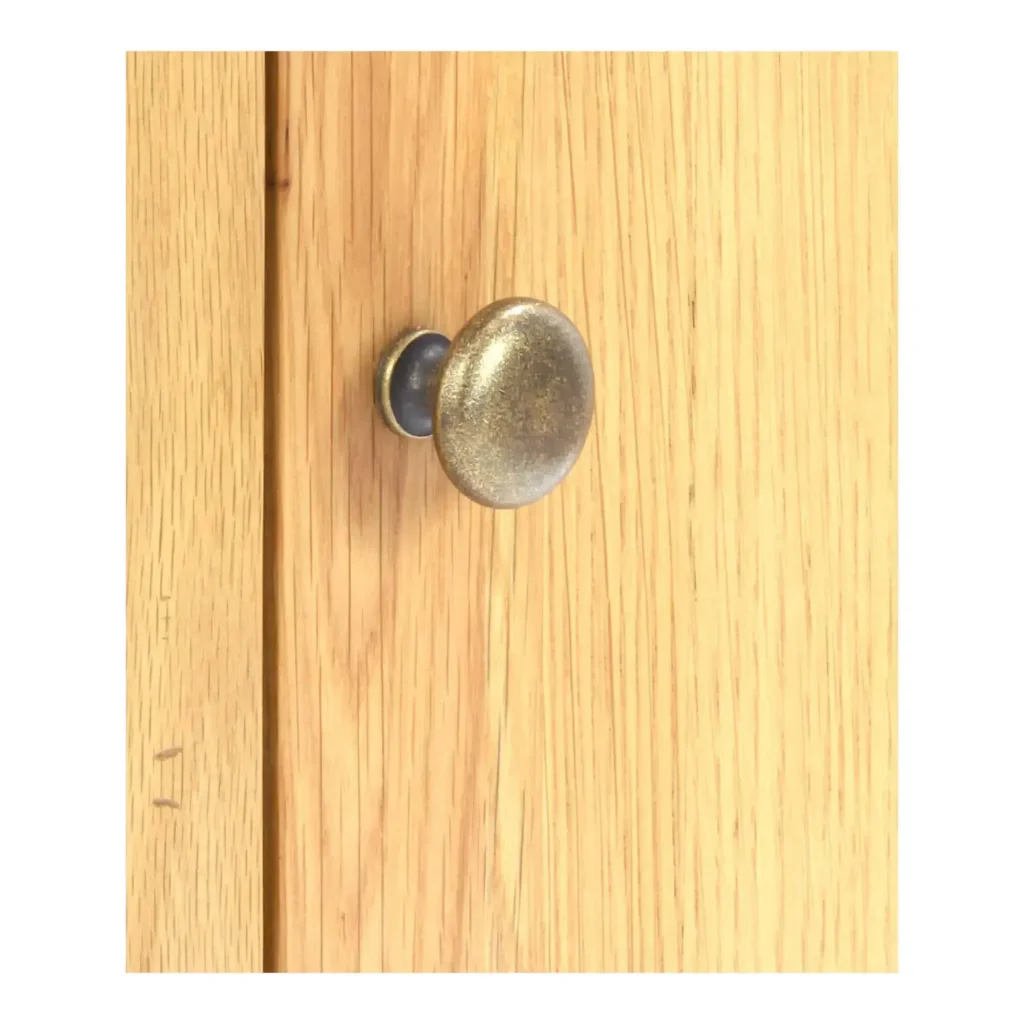 staromosadz knobka na masívnom nábytku