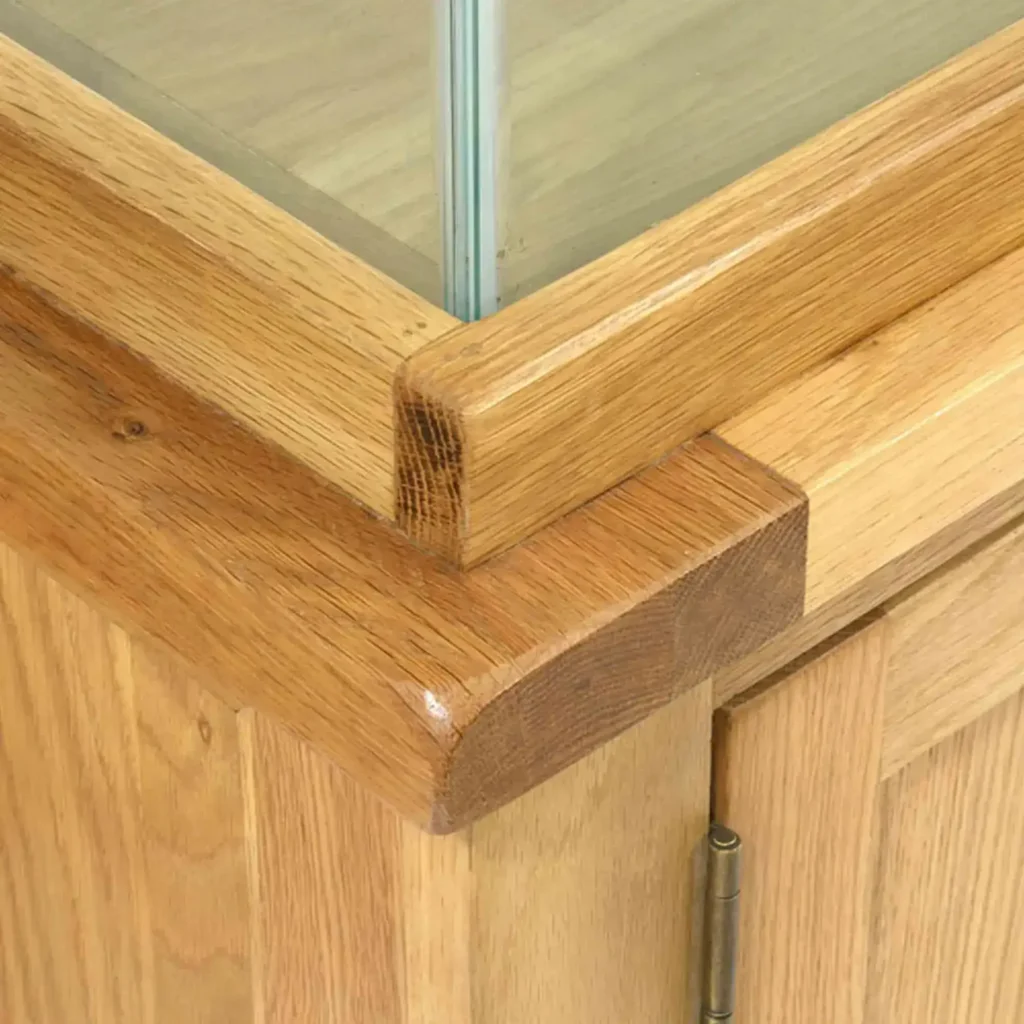 Stolík pod akvárium z masívu s 2 zásuvkami, dvierkami a dreveným krytom pre 200 L akvárium, detail