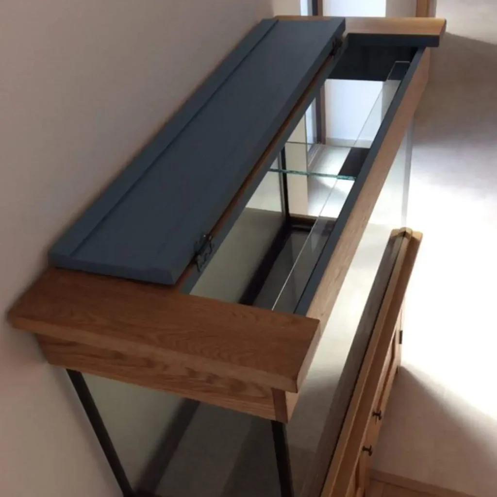 Nízka moderná skrinka pod akvárium z masívu s 2 dvierkami pre 200-250 L akvárium, pohľad zhora