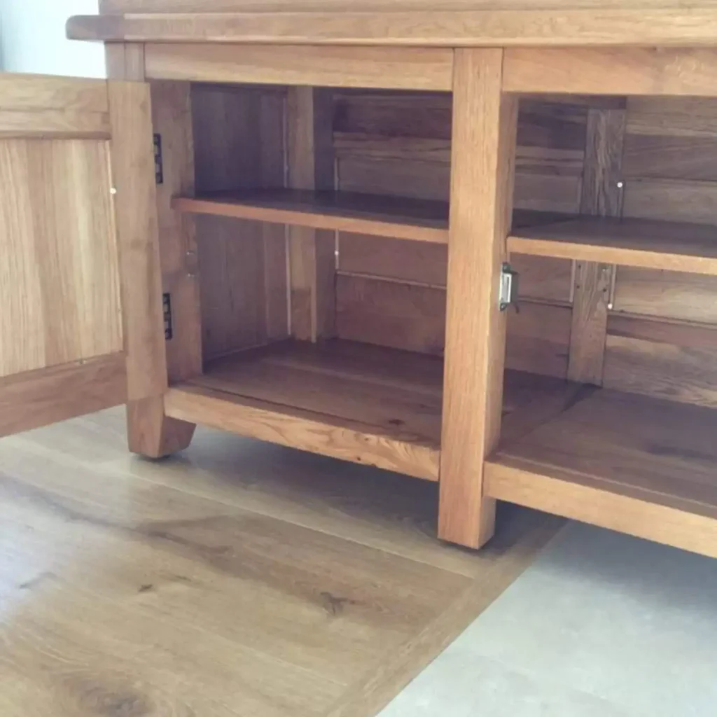 Nízka moderná skrinka pod akvárium z masívu s 2 dvierkami pre 200-250 L akvárium, odkladací priestor