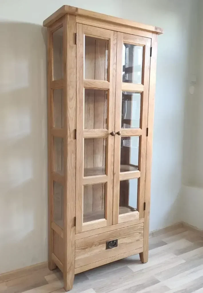 Masívna presklená polica v izbe nášho zákazníka.