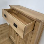 zásuvka masívnej skrinky