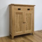 malá skrinka so zásuvkou a dvierkami