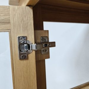 obyvackova vitrina z masivu, panty BLUM