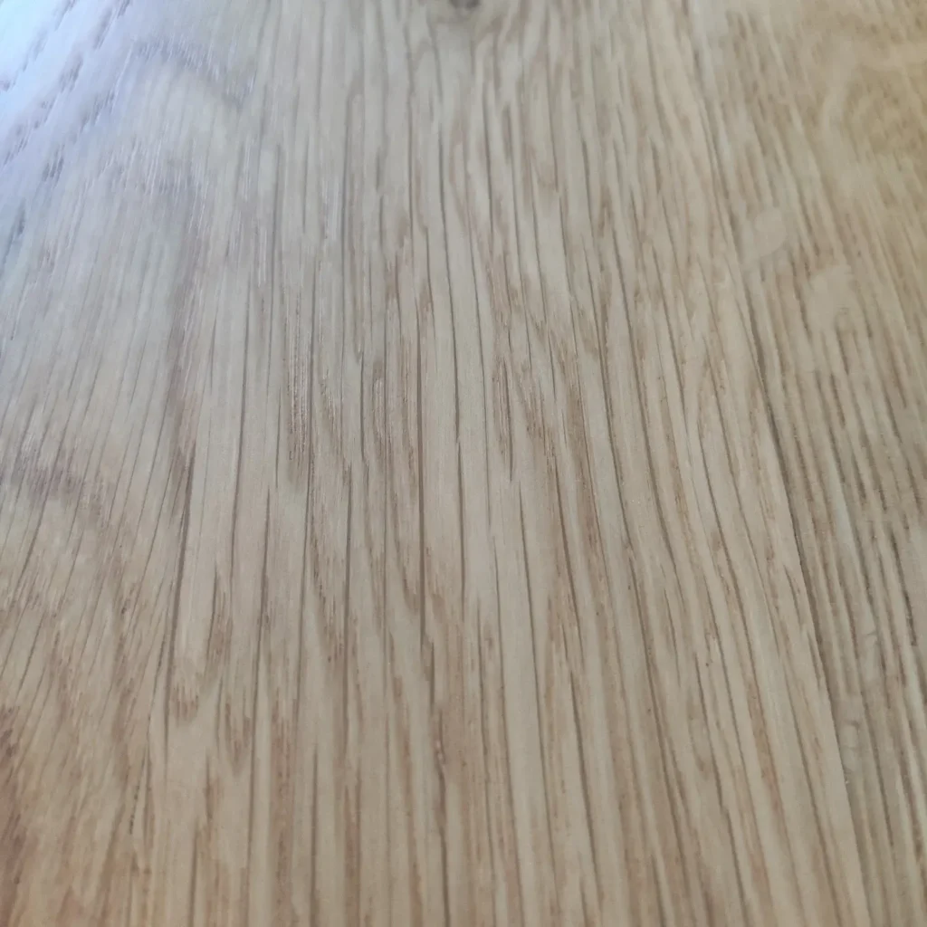 Detail platne masívneho konferenčného stolíka z dubu