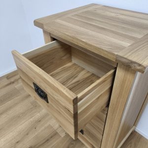 zásuvka masívnej skrinky