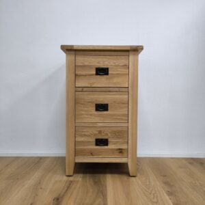 masívna skrinka z dubového dreva