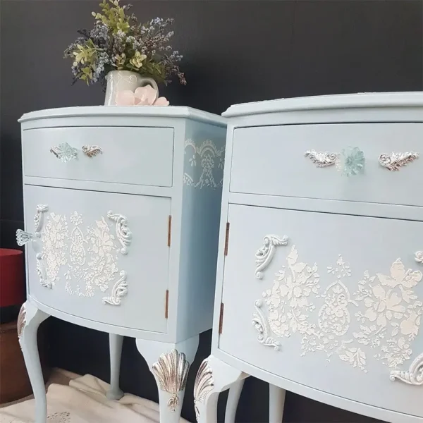 Nočné stolíky obohatené o kriedovú farbu Frenchic Heavenly Blue