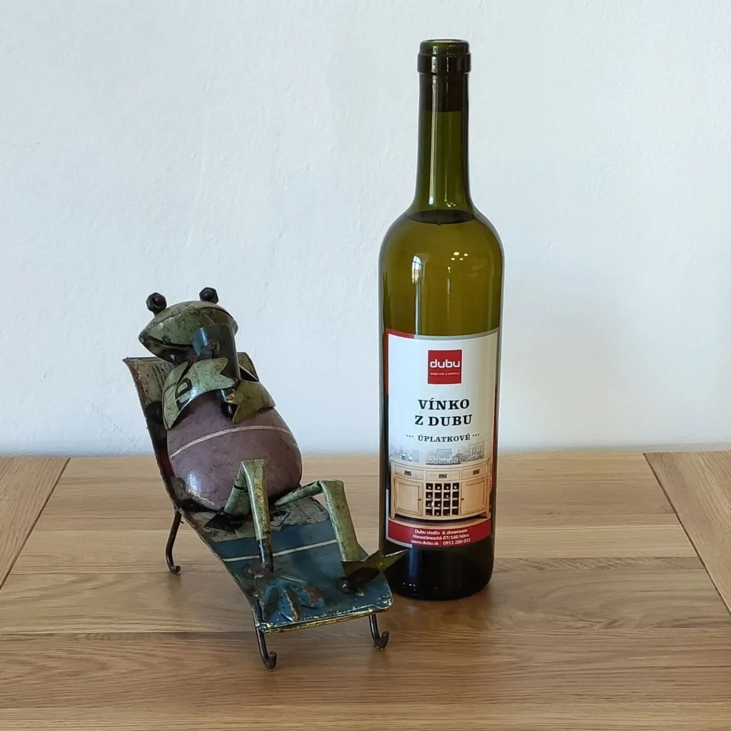 Kovová žaba popíjajúca na lehátku - Dubu.sk - verní kvalite