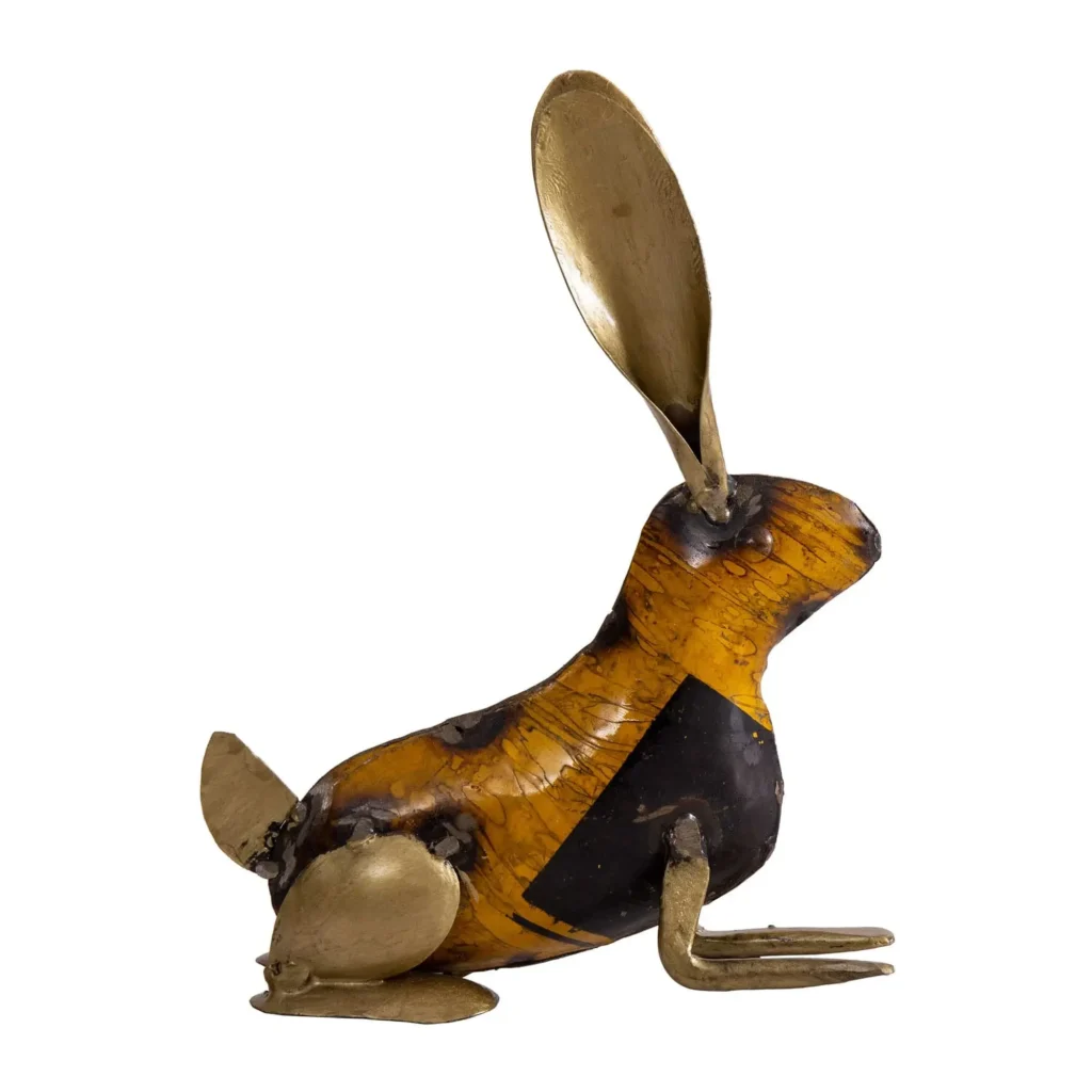 Ležiaci kovový zajac v štýle upcycle - Dubu.sk - verní kvalite