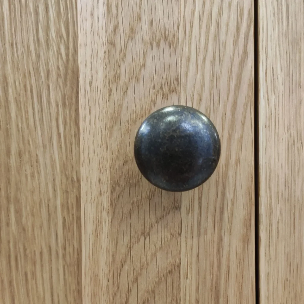 Úchytka na dvierkach - Dubu.sk - nábytok z masívu