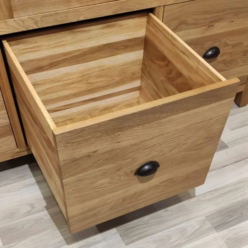 Detail otvorenej zásuvky 3-dielnej šatníkovej skrini - Dubu.sk - nábytok z masívu