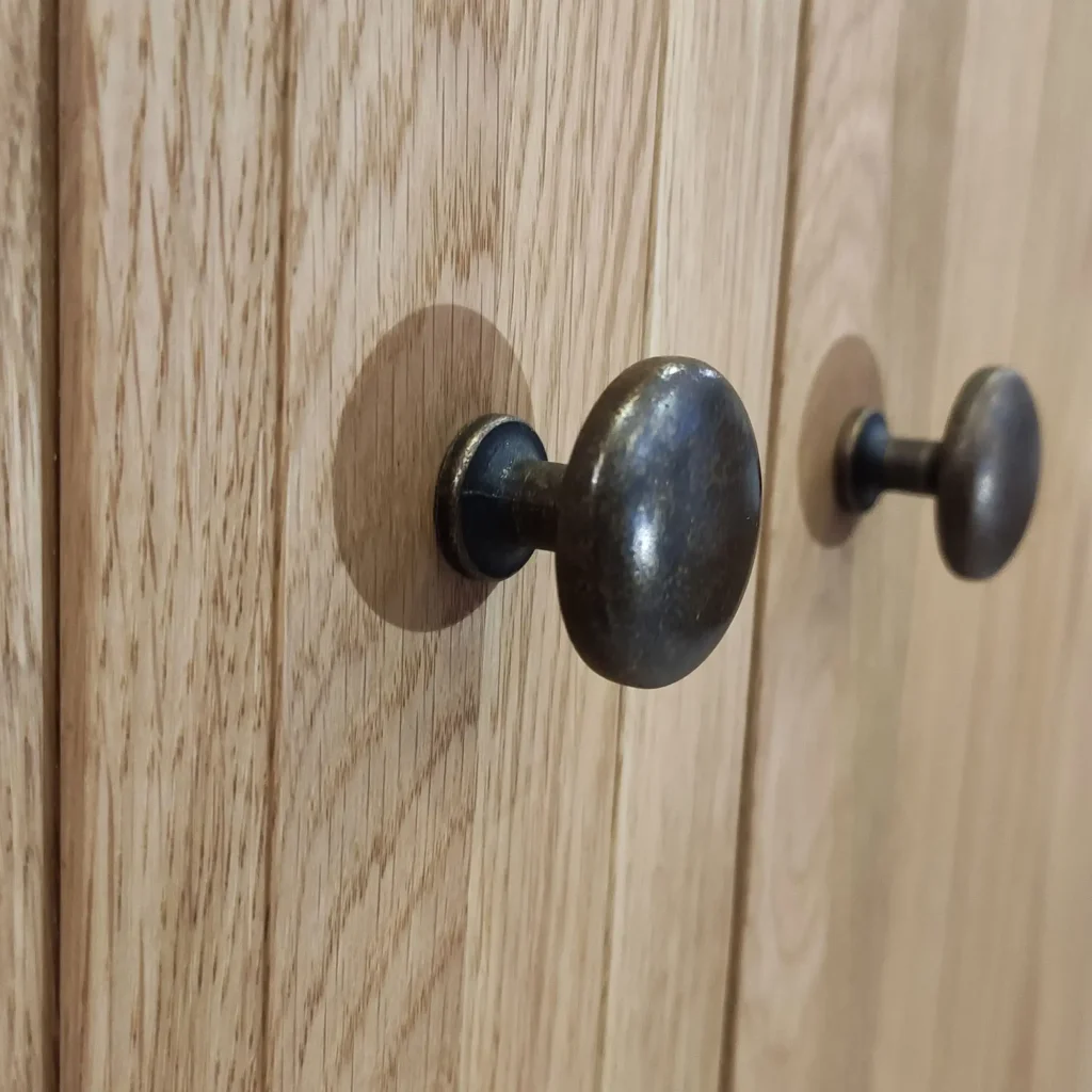 Úchytky na dvierkach šatníkovej skrini - Dubu.sk - nábytok z masívu