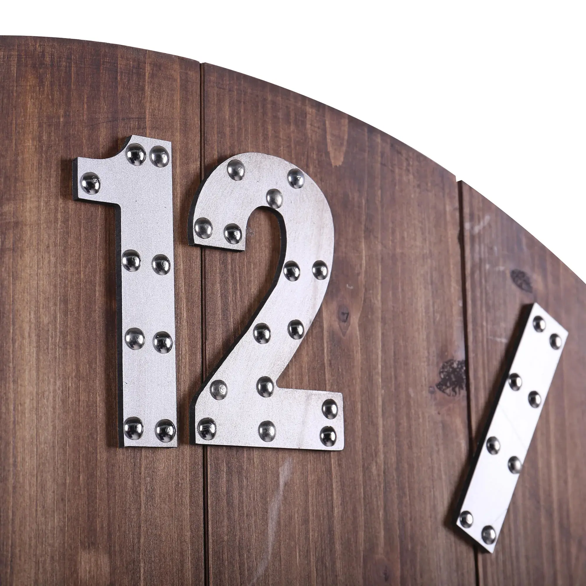 Detail číslic na drevených hodinách - Dubu.sk - verní kvalite