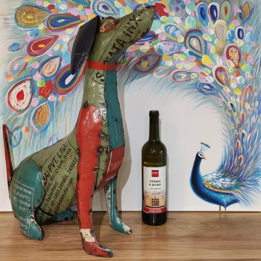 Sediaci kovový pes MH3489