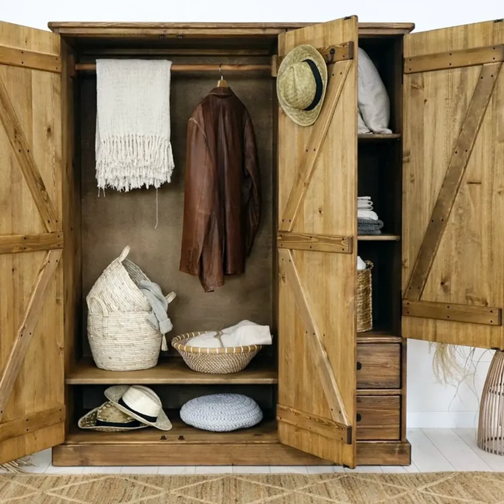 borovicova skriňa vo vidieckom style