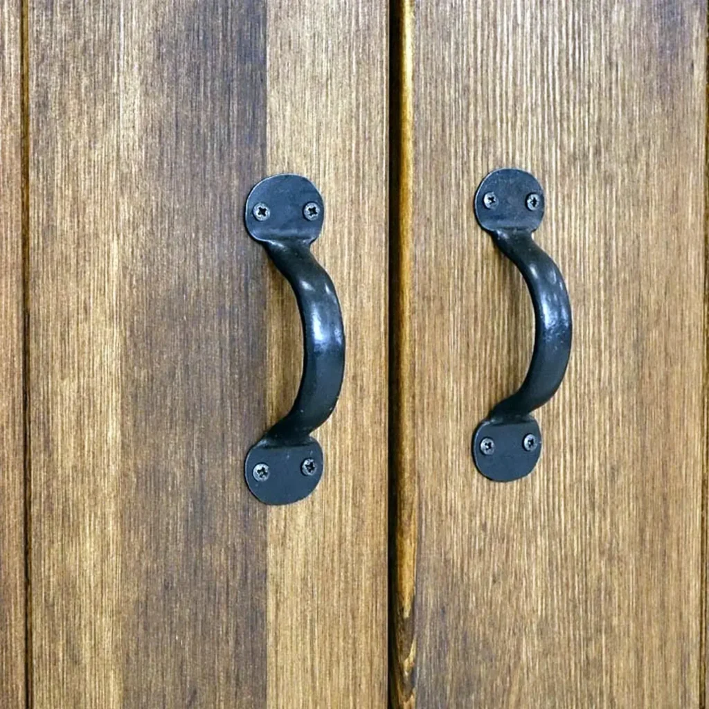 rustikalne kovanie na borovicovej skriňi