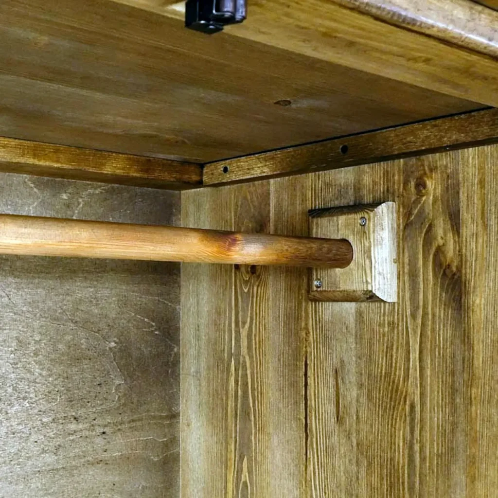 borovicova skriňa z masivu