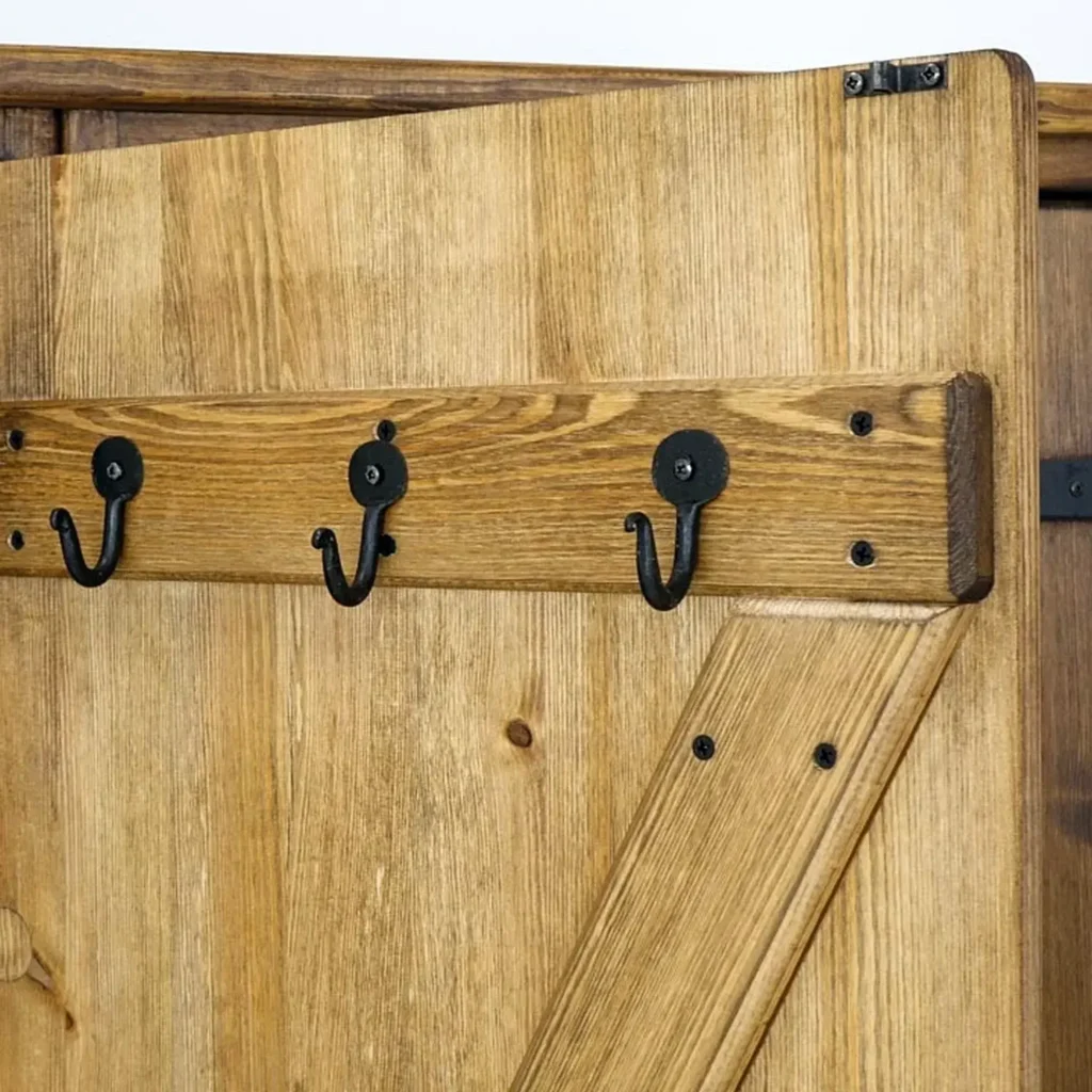haciky na vesanie v borovicovej skrini Rustyk