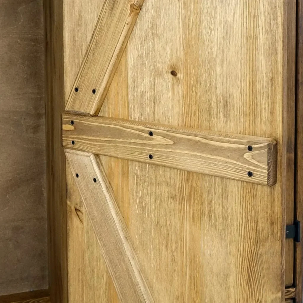 drevene dvere rustikalnej skrini