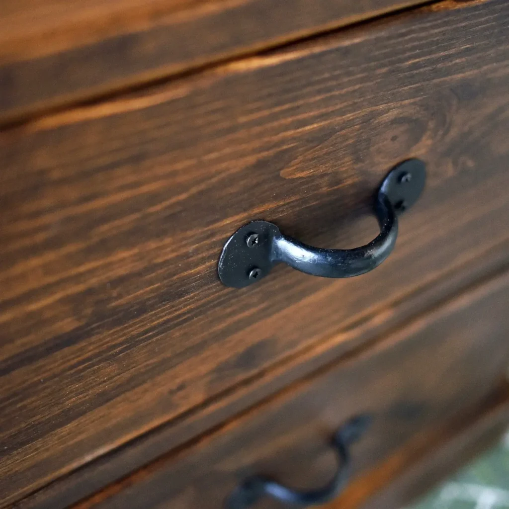 kefované drevo satnik