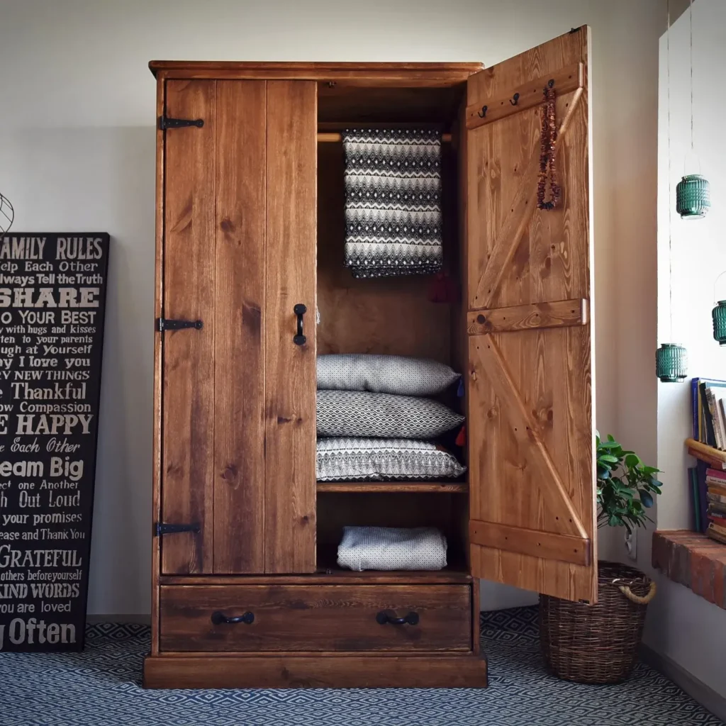 2 kridlova skrina borovica