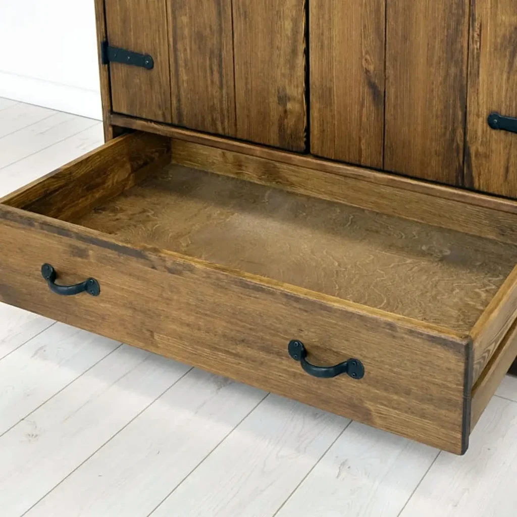 skrina so zasuvkou siroka