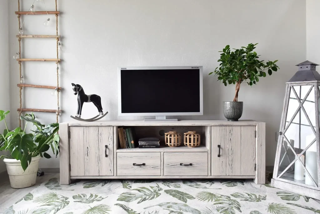 Široká patinovaná TV skrinka s 2 dvierkami