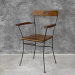 Industriálna kovová stolička s dreveným sedákom a opierkami 48x48x80 cm