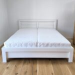 Manželská posteľ z masívu s bielou povrchovou úpravou