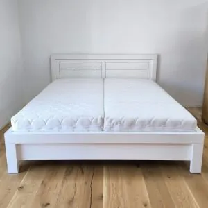 Manželská posteľ z masívu s bielou povrchovou úpravou