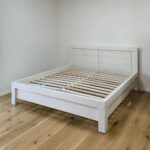 Masívna dubová posteľ v bielej farbe