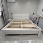 Masívna dvojlôžková posteľ v bielej farbe