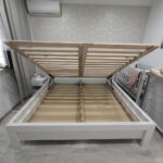 Úložný priestor bielej dvojlôžkovej postele