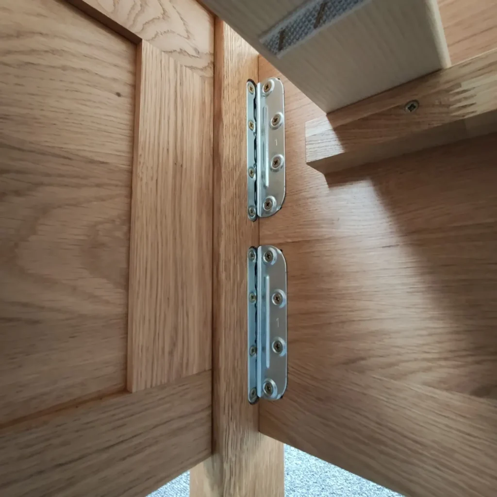 zubové kovanie manželskej dubovej postele SP8