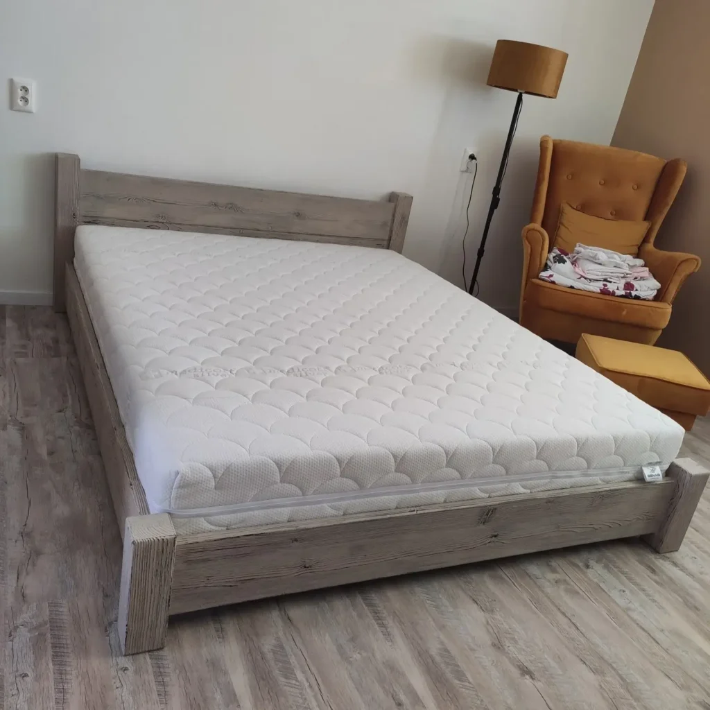 PAtinovana manzelska postel drevo smrek