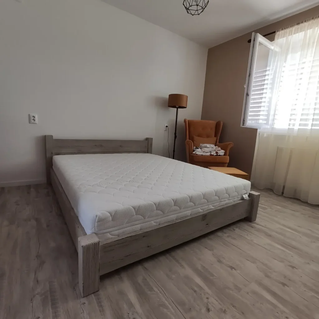 kefovana manzelska postel drevena