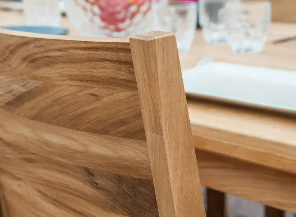 Dubová jedálenská stolička KDB01 - detail operadla a hrany