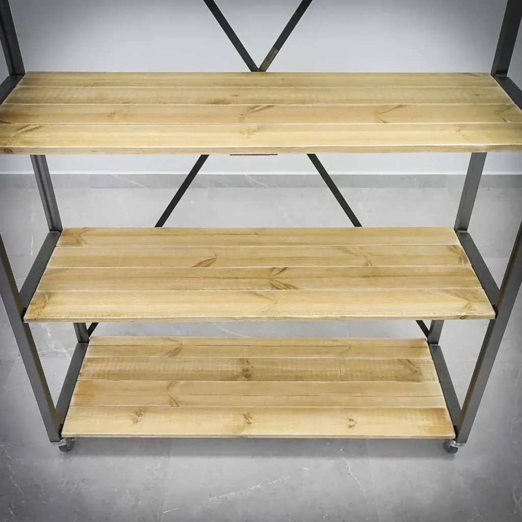 ocelovy regal s drevenymi policami