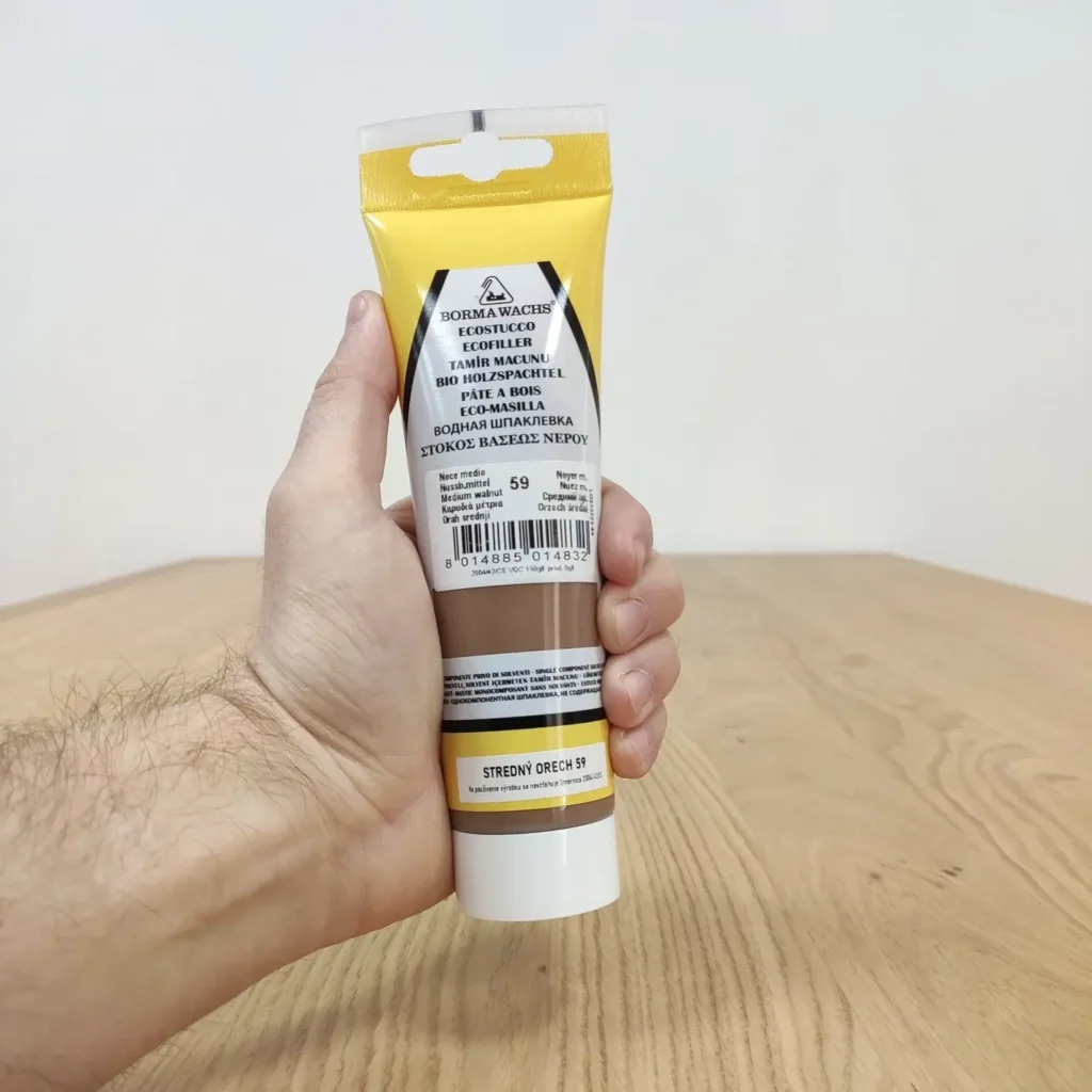 Tmel v tube s odtieňom stredný orech Ecofiller od Borma Wachs