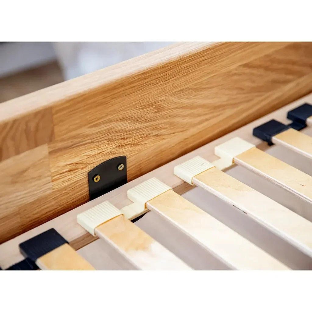 drevene bocnice postel z masivu