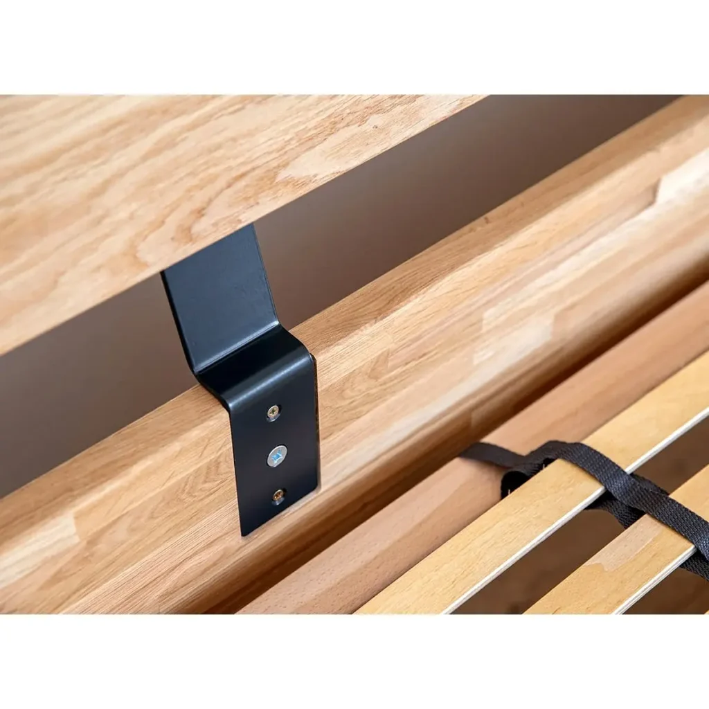 kovove uchyty na cele masivnej postele