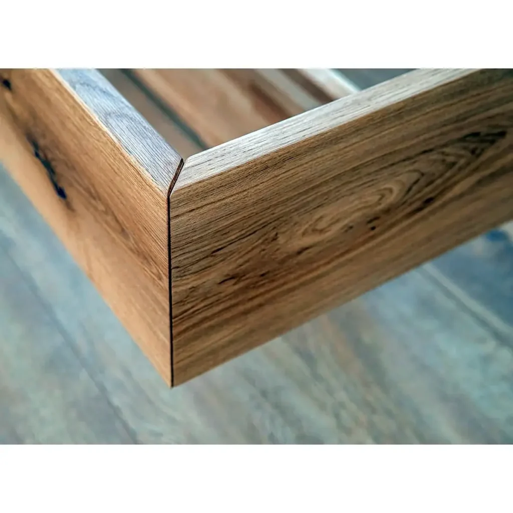 rustikálna kresba na masívnej posteli z dubu